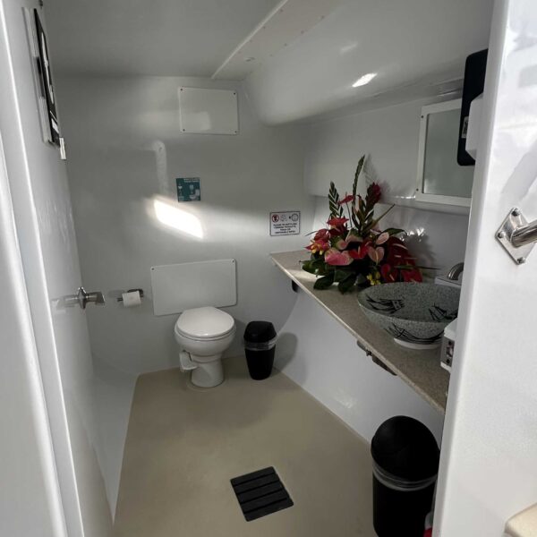 Hoku Nui onboard restroom — comfortable facilities on snorkel tours Kona and manta ray tours, Sea Paradise Keauhou Bay, seaparadise.com