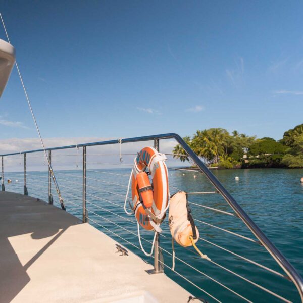 Hoku Nui safety and comfort — life ring on deck for snorkel tours Kona and manta ray tours, Sea Paradise Keauhou Bay, seaparadise.com