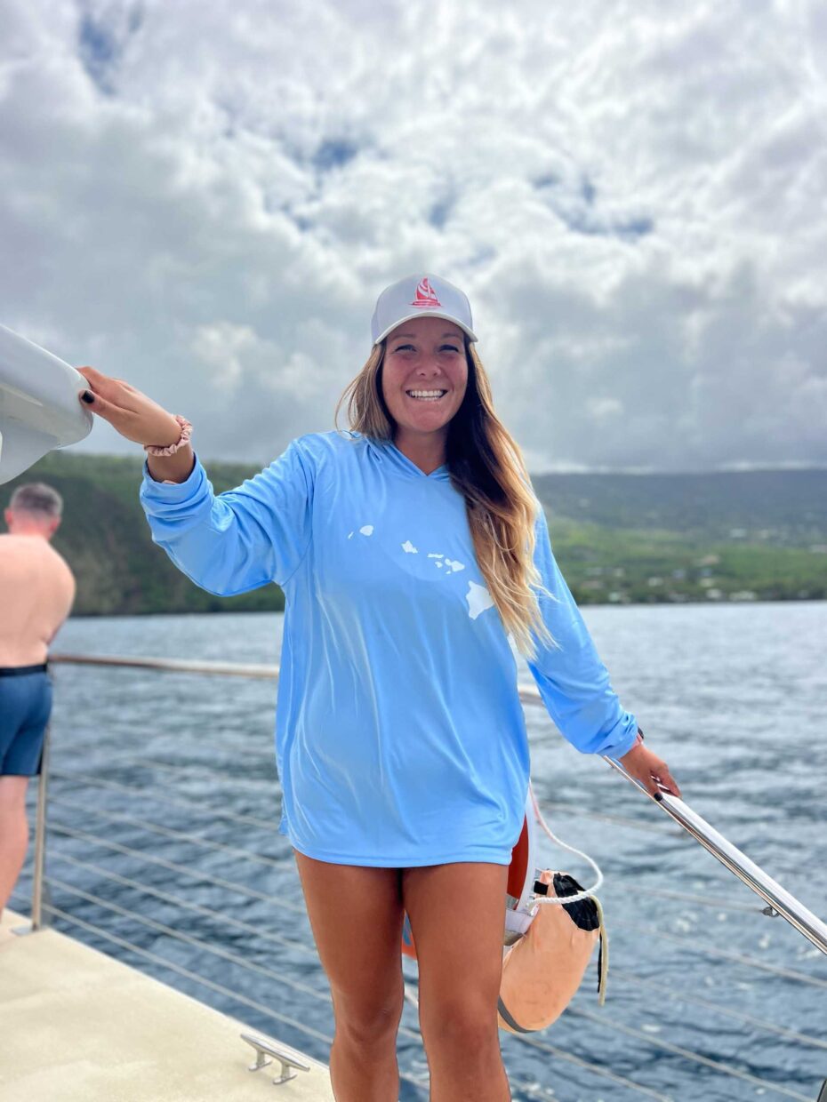 Sea Paradise crew member aboard the Hoku Nui, Kona coast — friendly staff on snorkel tours Kona, manta ray tours and sailing tours Kona, Keauhou Bay, seaparadise.com
