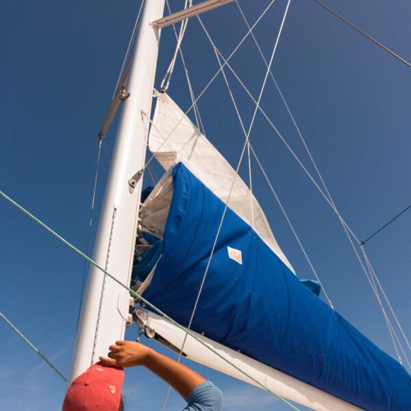 Hoku Nui crew setting sail — professional crew on snorkel tours Kona and manta ray tours, sailing Kona coast, Sea Paradise seaparadise.com