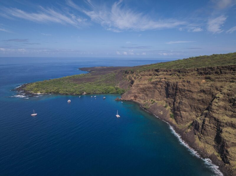 Snorkel tour Kealakekua Bay and snorkel tours Kona — aerial Kona coast lava cliffs, Captain Cook Monument, tour boats, manta ray tours, sailing Kona coast, seaparadise.com